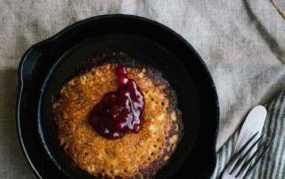 valurautainen lettupannu, jossa lettu ja hilloa päällä